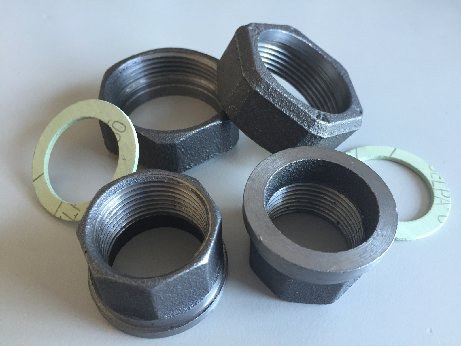 Pumpenverschraubung Satz Rp 1'' IG x 1 1/2'' ÜW Innengewinde schwarz, inklusive Dichtungen - Bild 1